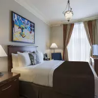 Deluxe (1 Queen Bed)