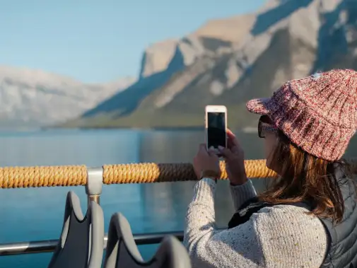 horizontal_crop-2021_lakeminnewanka_sightseeing_roamcreative2.jpg