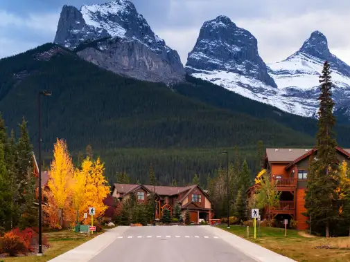 website-banner-three-sisters-mountains---520797972.jpg